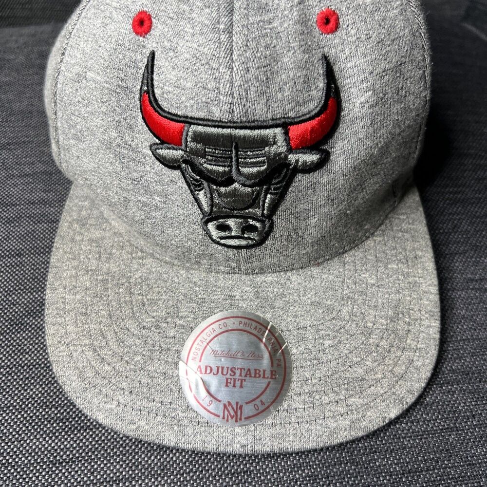 Mitchell & Ness Chicago Bulls Snapback Hat Baseball Cap Gray Bull Logo NBA NWT - Picture 2 of 13
